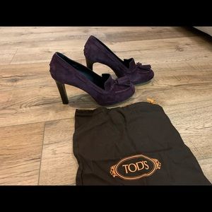 Tod’s high heel pump. Dark suede purple.